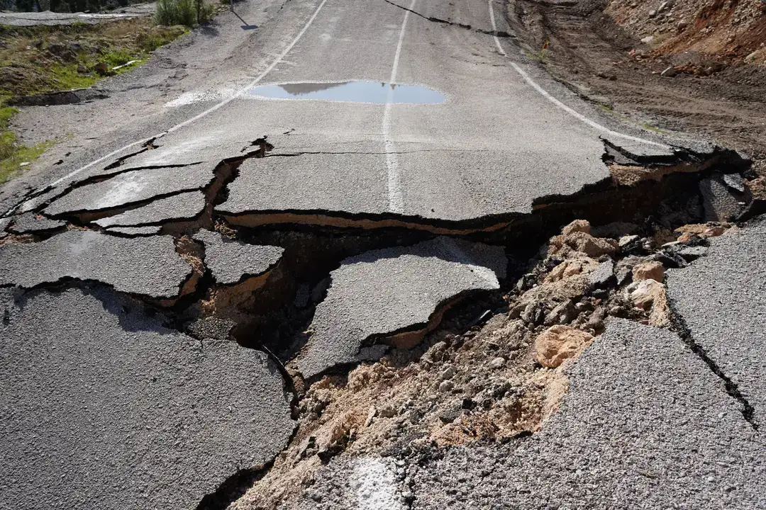 Asfalt Kağıt Gibi Yırtıldı, Dev Yarıklar Yolu Yuttu 2